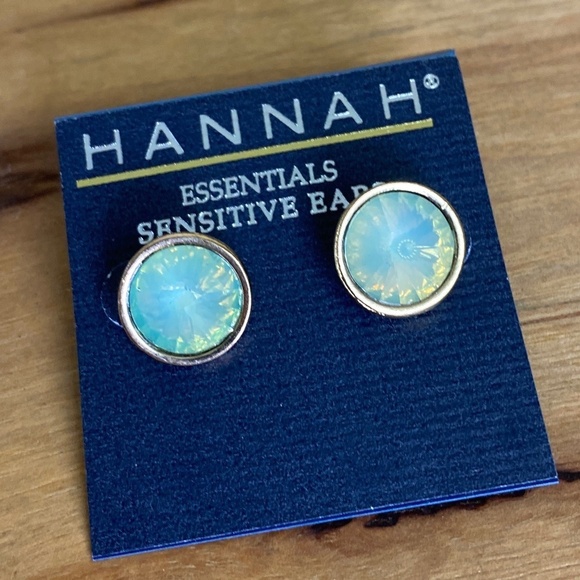 Hannah Sensitive Ears Post Earrings Green Jewel NWT Gold - Picture 6 of 6